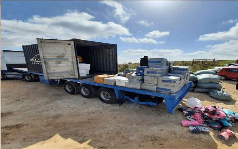 ضبط حاويتي بضائع مهربة على الصحراوي
