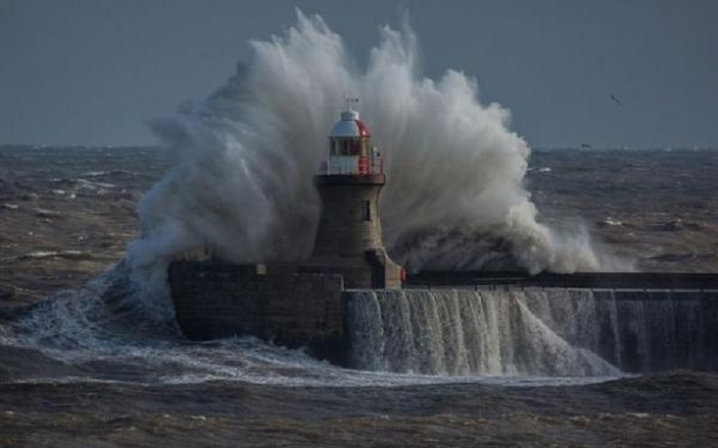 رياح شديدة تضرب المملكة المتحدة وتحذيرات