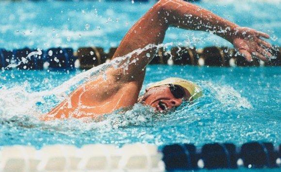 طبيبة تتحدث عن المخاطر المحتملة للسباحة