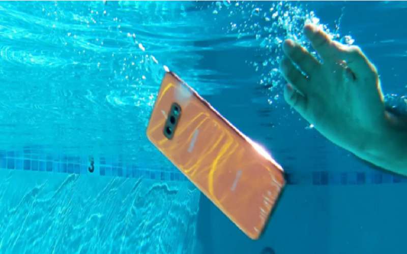 5 طرق لإنقاذ الهاتف بعد وقوعه