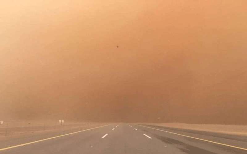طرق مغلقة بسبب الغبار الكثيف والرياح