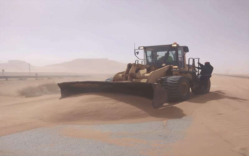 تراكم للرمال على العديد من الطرق