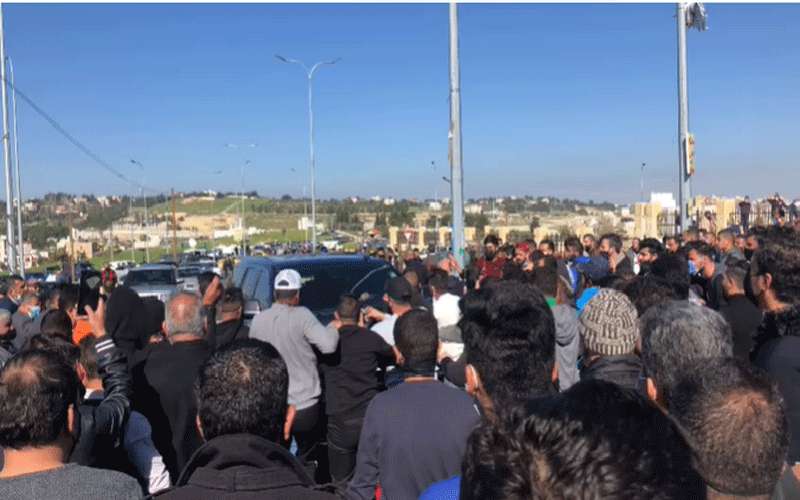 مواطنون يعترضون مركبة رسمية ويمنعونها من