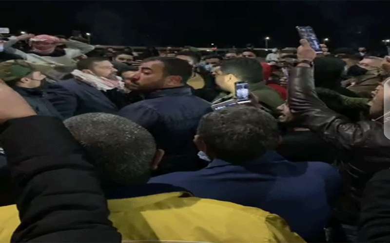 السلطية يواصلون احتجاجهم أمام المستشفى