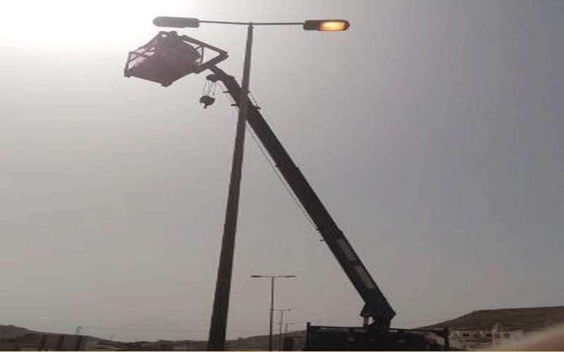 الأشغال تبدأ تأهيل الإنارة بطريق عمان