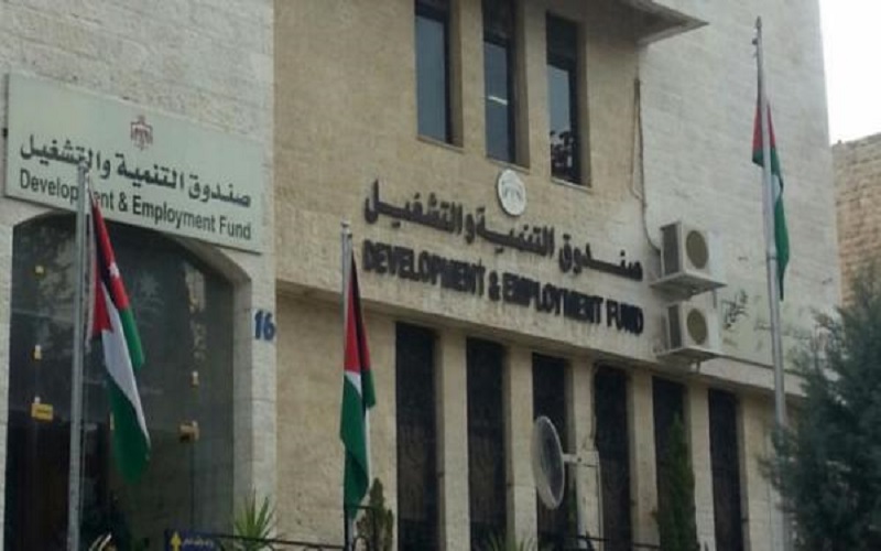 التنمية والتشغيل يعلق دوامه في مبناه