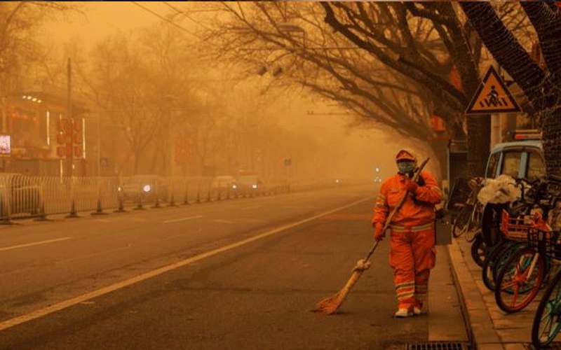 عاصفة رملية تجتاح الصين وإلغاء المئات