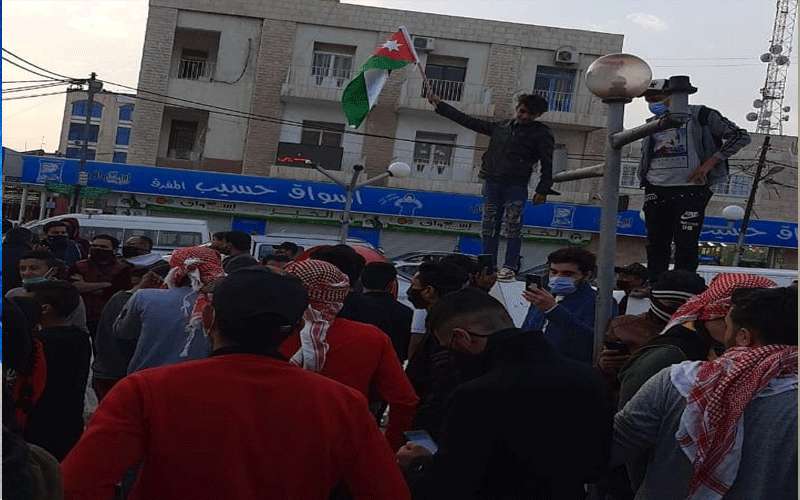 توقيف (15) شابا شاركوا في احتجاج