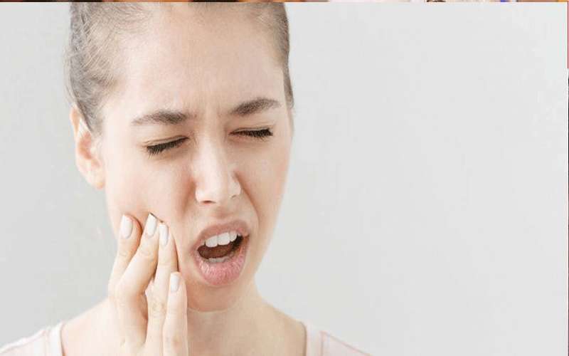 أطعمة ومشروبات تهاجم اللثة والأسنان