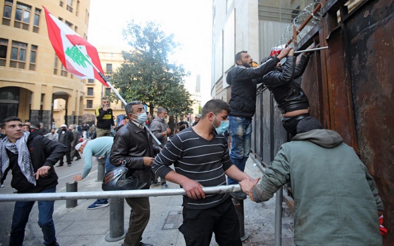 محتجون يحاولون اقتحام وزارة الاقتصاد اللبنانية