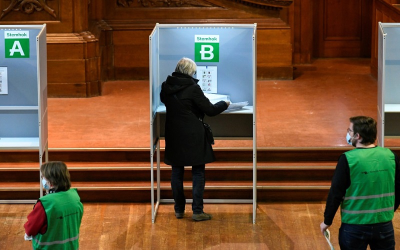 الهولنديون يصوتون في اليوم الأخير من