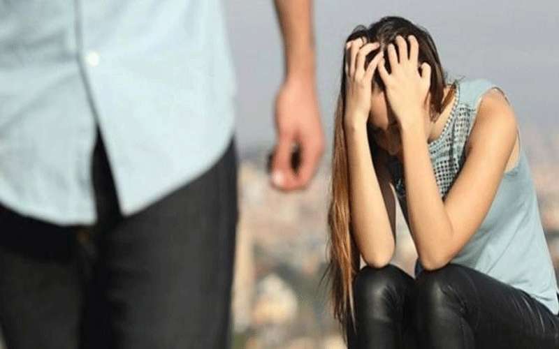 فتاة تكتشف خيانة حبيبها عن طريق