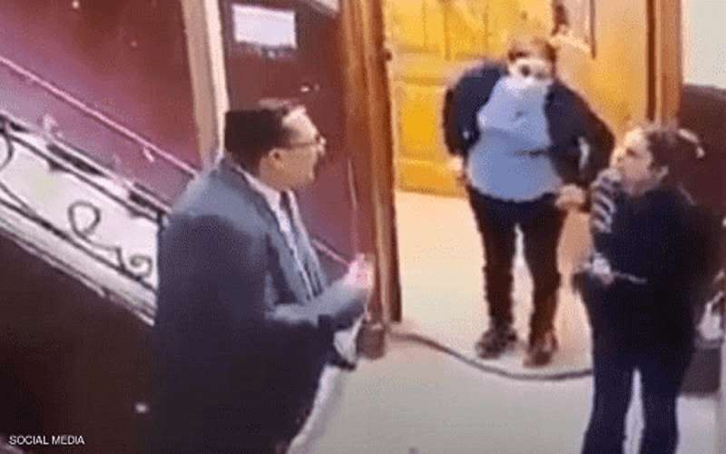 لماذا تتم محاكمة صديق المتهم بهتك