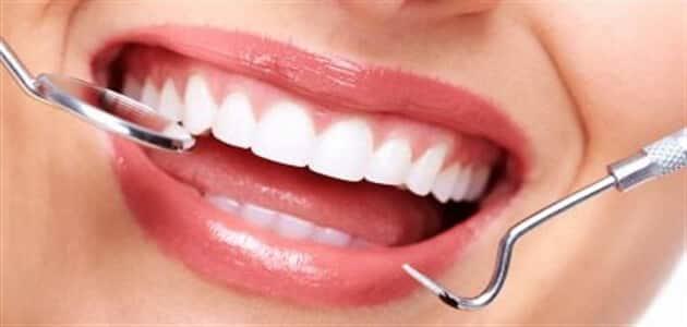 حيل مجربة للتخلص من اصفرار الأسنان