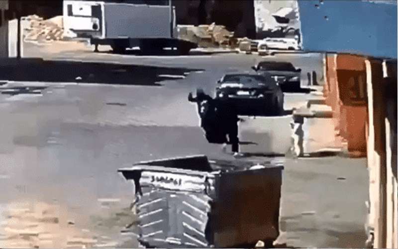 السعودية.. لص يعتدي على سيدة بعنف