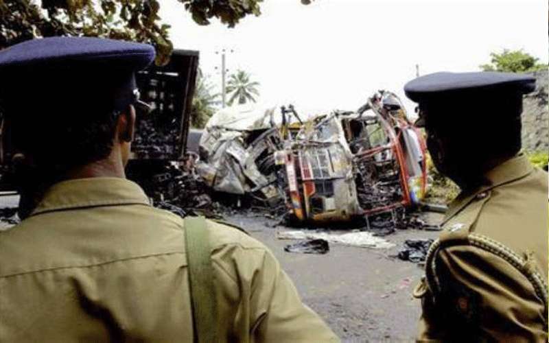 مقتل 14 شخصا في سقوط حافلة