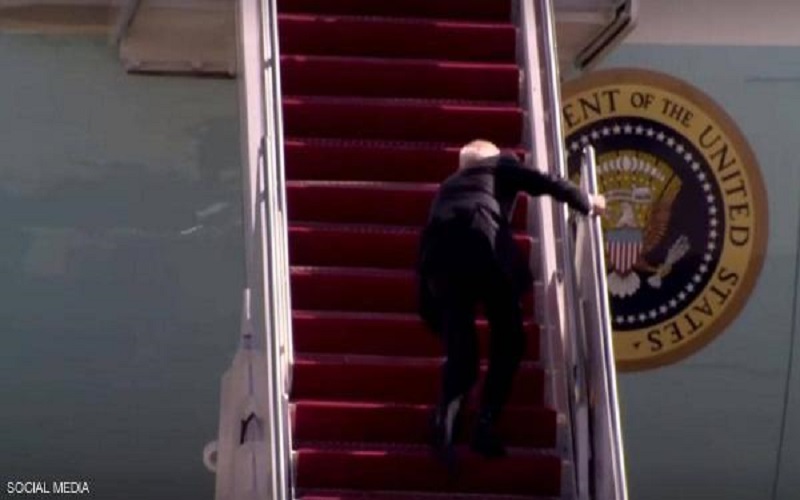 البيت الأبيض يوضح سبب سقوط بايدن