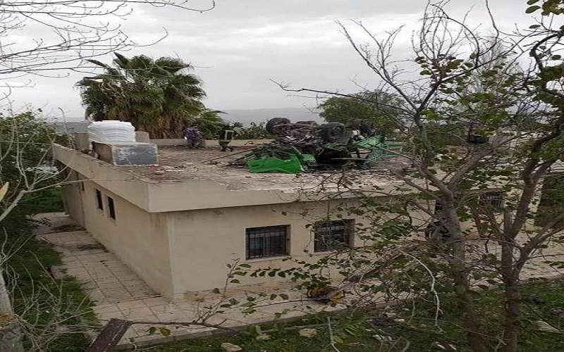 اصابتان بحادث غريب .. سقوط مركبة