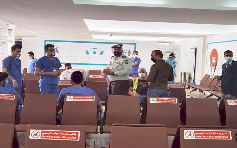 بدء إعطاء لقاح كورونا للعاملين في