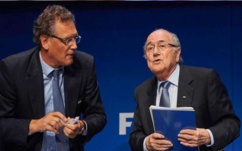 الفيفا يحرم بلاتر من كرة القدم