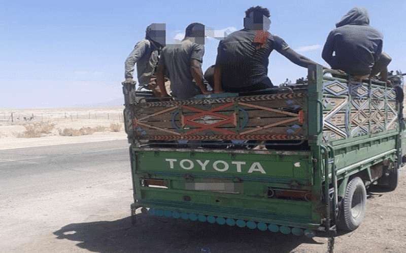 الامن يضبط مركبة تحمل 25 راكبا