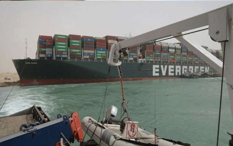 مصر تعلق الملاحة مؤقتا في قناة