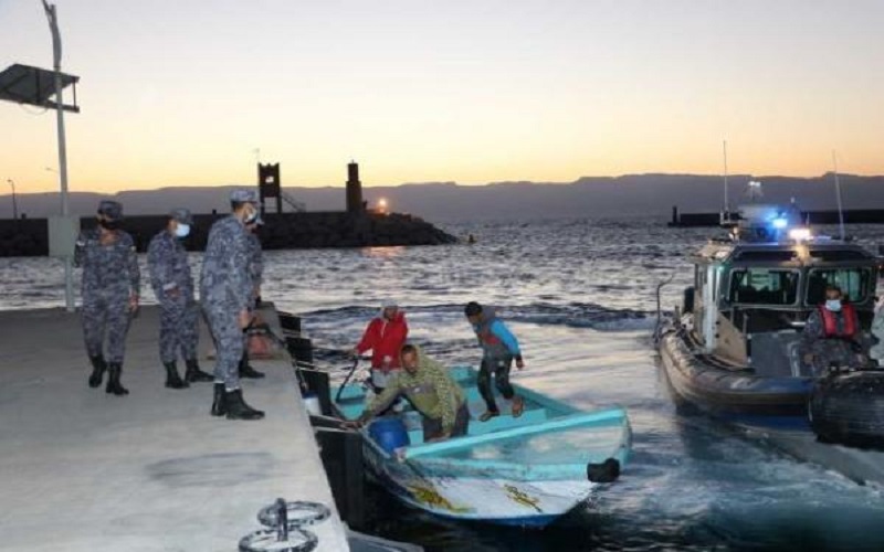 الزوارق الملكية تنقذ زورق صيد على