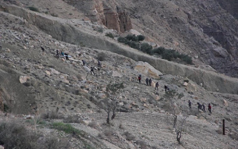 إصابة شخصين سقطا من منحدر بالكرك