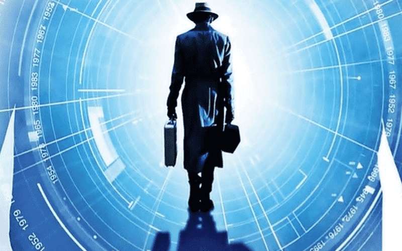 شخص يزعم سفره بآلة الزمن إلى