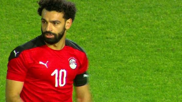 محمد صلاح يرتدي شارة قيادة منتخب