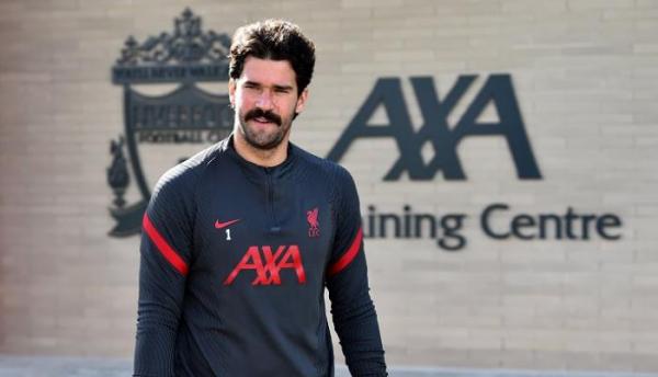 أليسون يثير الجدل بمظهر جديد