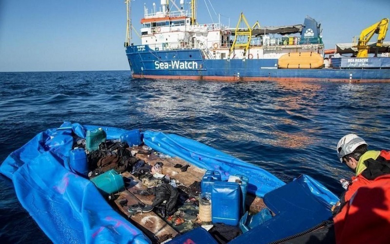 إنقاذ نحو ألف مهاجر قبالة السواحل