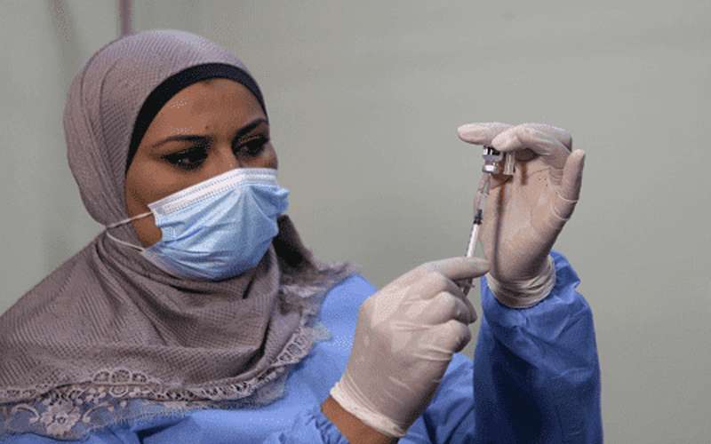 الصحة: تأجيل تلقي اللقاح بحال ارتفاع