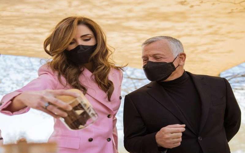 الملك والملكة يطلعان على منتوجات مبادرة