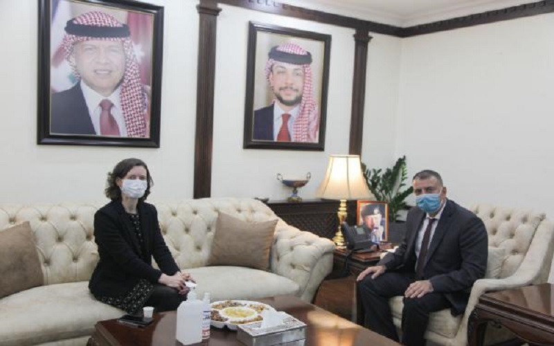 السفيرة البريطانية تؤكد التزام بلادها بدعم