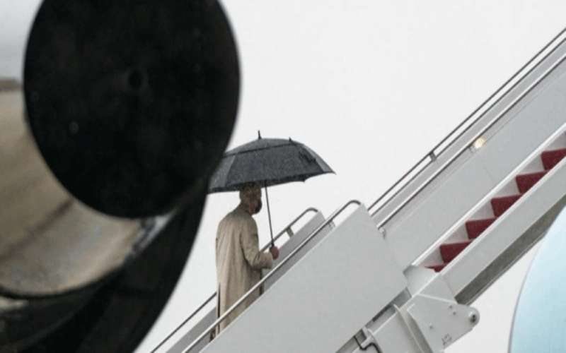 بايدن يتعثر من جديد أثناء صعوده