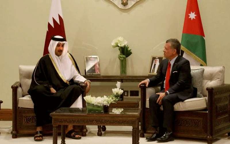 أمير قطر يؤكد للملك دعم بلاده