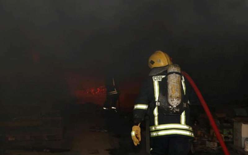 حريق منجرة ومستودع فحم في سحاب