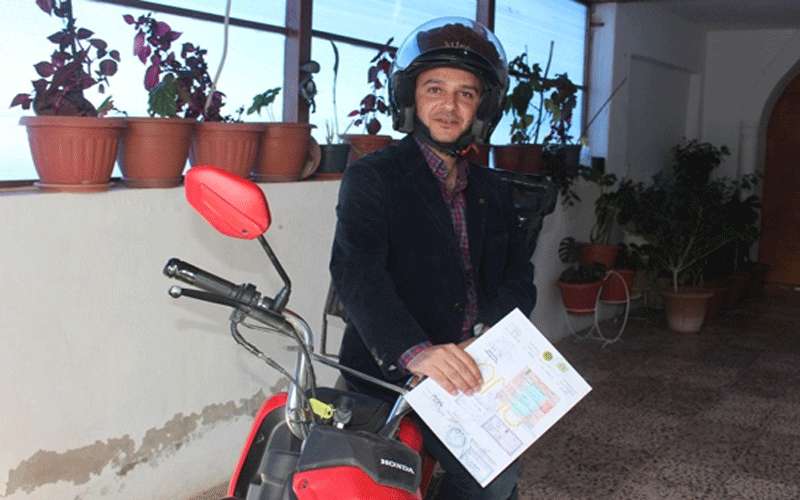 دكتور اردني يوزع طلبات الأغذية على