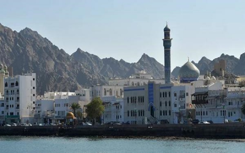 سلطنة عمان تعلن التعامل مع بقعة