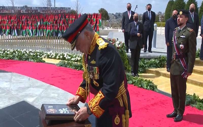 الملك ينعم بوسام المئوية على شهداء