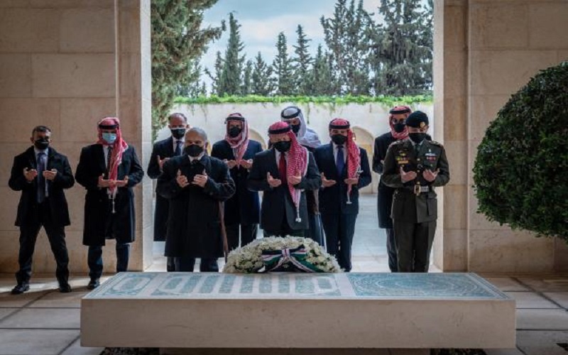 الملك وولي العهد وعدد من الأمراء