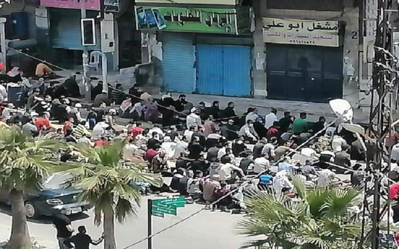 أهالي عنجرة يؤدون الجمعة رغم الحظر
