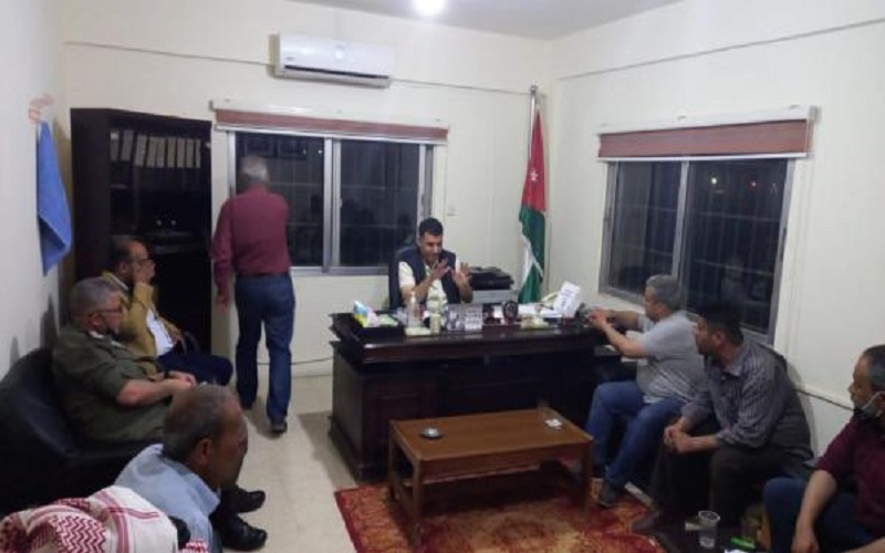 الحنيفات يشرف على مكافحة الجراد في