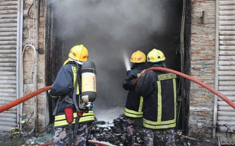 حريق بمحل لمواد البناء في وسط