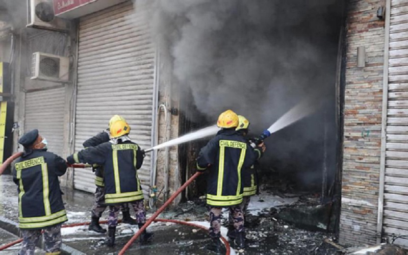 حريق بمحل لمواد البناء في وسط