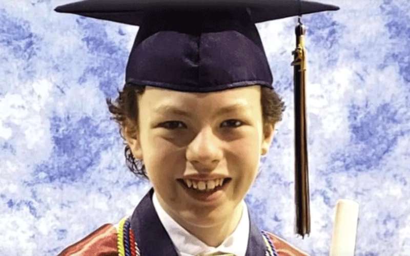 طفل نابغة يتخرج من الثانوية والجامعة