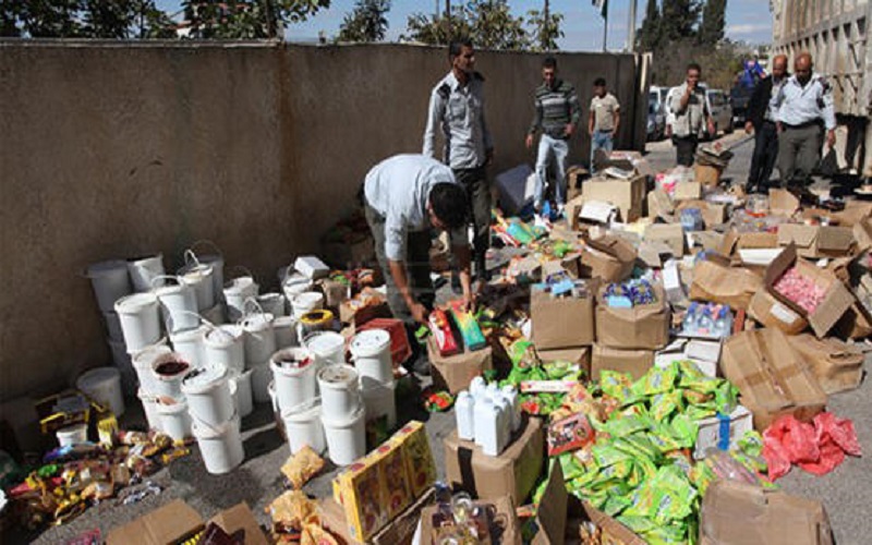 اتلاف 7 أطنان مواد غذائية في