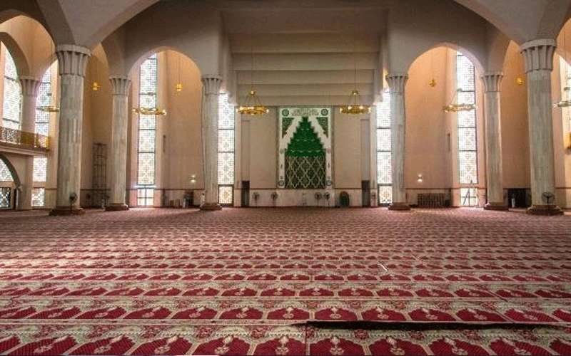 التراويح تقام في المساجد بدءا من