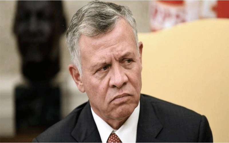 الملك يشارك في تشييع جثمان الأمير